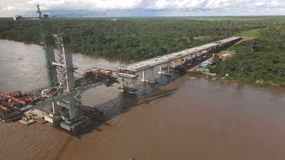 Trabajos de construcción de Comsa en el puente sobre el río Araguaia, en Brasil.