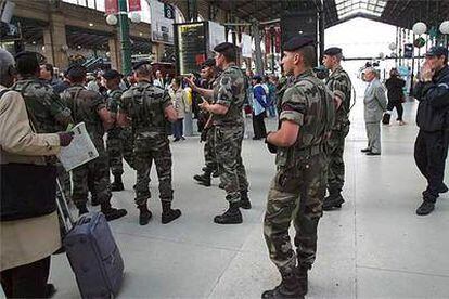 Soldados franceses patrullan la Gard du Nord de París, el pasado 7 de julio, tras conocerse los atentados de Londres.