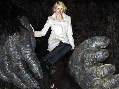La actriz Naomi Watts, entre las manos de la réplica de King Kong, en Times Square, Nueva York.
