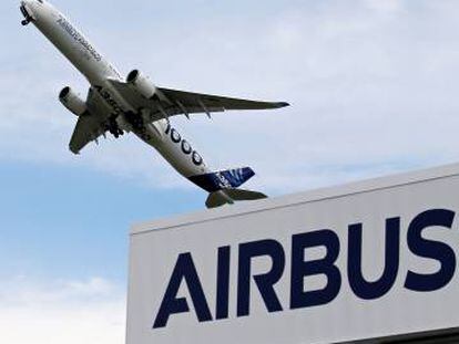 Un avión vuelva sobre el logo de Airbus.