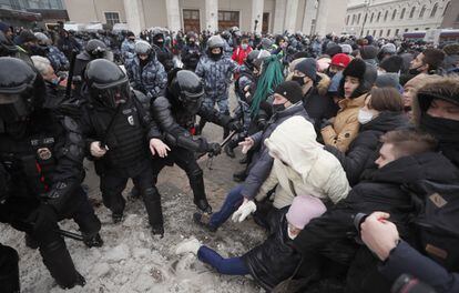Antidisturbios rusos cargan contra un grupo de manifestantes anti-Kremlin y por la libertad de Navalni, este domingo en Moscú. 