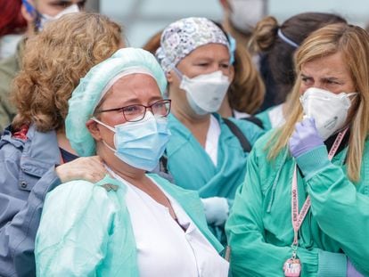 Sanitarios del Hospital Severo Ochoa de Leganés (Madrid) recuerdan este lunes a un enfermero fallecido por Covid-19