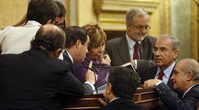 El presidente del Congreso, José Bono, discute con varios diputados durante el debate de los Presupuestos de 2010.