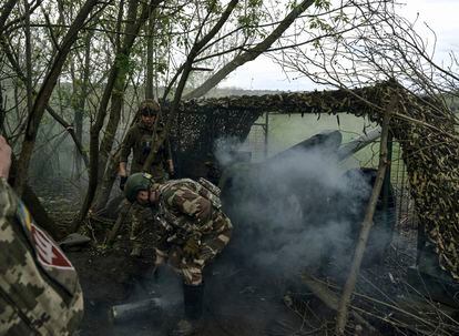 Soldados ucranios disparan un cañón cerca de Bajmut, en abril.