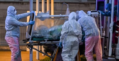 Traslado de un paciente por coronavirus en Roma.