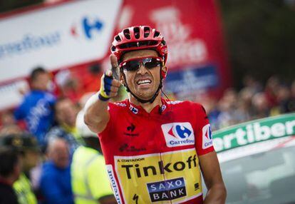 Contador celebra su victoria al cruzar la meta, en La Farrapona.