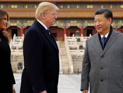 Melania y Donald Trump, con el presidente chino Xi Jinping, ayer en la Ciudad Prohibida de Pek&iacute;n, donde se encuentran de visita oficial.