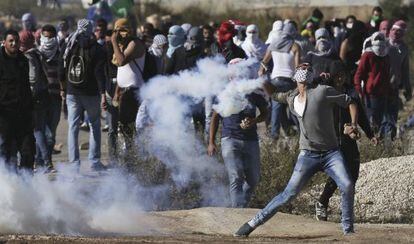 Palestinos se enfrentan a soldados israelíes en una manifestación.