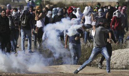 Palestinos se enfrentan a soldados israel&iacute;es en una manifestaci&oacute;n.