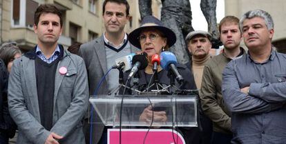 Rosa Díez este domingo en Vitoria rodeada de miembros de su partido. 