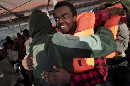 Un migrantes de Eritrea se abraza a un compatriota después de reunirse nuevamente en el buque de la ONG, el 6 de abril.