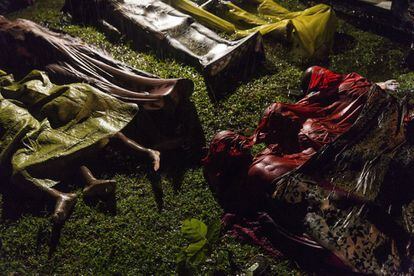 La imagen captada por el fotógrafo Patrick Brown, ganador del primer premio de la categoría "General News". La foto muestra los cuerpos de los refugiados Rohingya después de que el bote en el que intentaban huir de Myanmar se hundiera a unos ocho kilómetros de Inani Beach, cerca de Cox's Bazar, Bangladesh, el 28 de septiembre de 2017. 