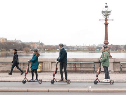 Usuarios de patinetes de la firma Voi.