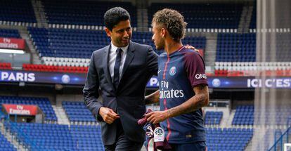 Nasser Al-Khelaifi y Neymar, el d&iacute;a de la presentaci&oacute;n en Par&iacute;s.