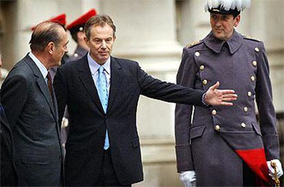 El presidente francés, Jacques Chirac, y el primer ministro británico, Tony Blair, pasan revista a la guardia de honor de la reina de Inglaterra en una ceremonia en Ministerio de Asuntos Exteriores.