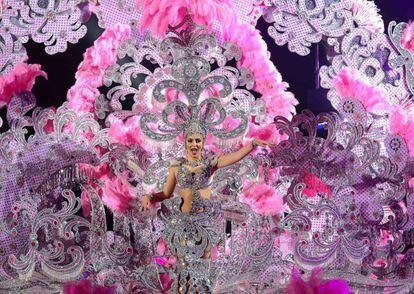 Las aspirantes a ser elegidas reinas del carnaval de Tenerife desfilan ante público y jurado.