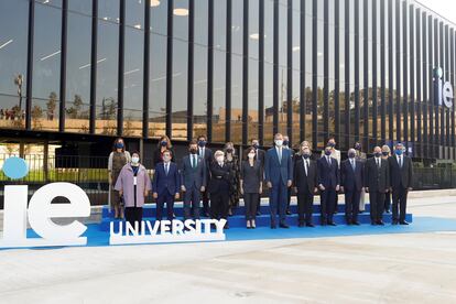 El rey acompañado por el alcalde de Madrid, José Luis Martínez-Almeida; la presidenta de la Comunidad de Madrid, Isabel Díaz-Ayuso; y el presidente del PP, Pablo Casado, entre otras autoridades, posa para la foto de familia a su llegada a la inauguración del IE Tower.