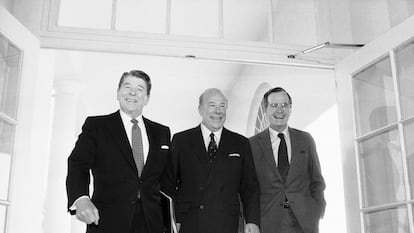 George Shultz, al centro, junto al presidente estadounidense Ronald Reagan, en una fotografía de 1985.