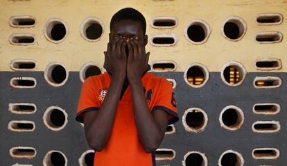 Un paciente posa en el hospital psiquiátrico de Kissy, en Sierra Leona.