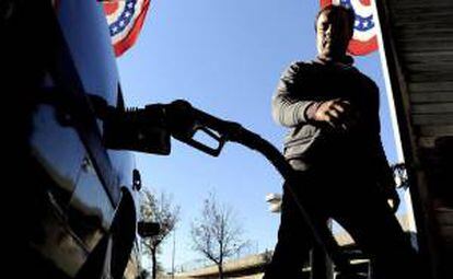 Un hombre reposta combustible en una gasolinera en Brooklyn, Nueva York, Estados Unidos, el pasado 9 de noviembre, días antes del paso del huracán "Sandy" por la región. EFE/Archivo