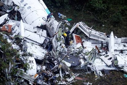 Un grupo de trabajadores de rescate en el interior del avión siniestrado cerca de Medellín (Colombia).