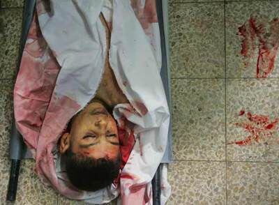 Un niño de 14 años, muerto en los disturbios ayer en Gaza, en la morgue de un campo de refugiados.