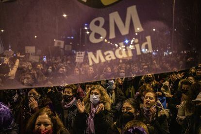 Una de las manifestaciones ha sido Madrid, donde una de las manifestaciones, la oficial que convocan las organizaciones habituales, ha llenado los paseos del Prado y Recoletos hasta la plaza de Colón. “Después de dos años muy duros, volvemos a desbordar las calles”.