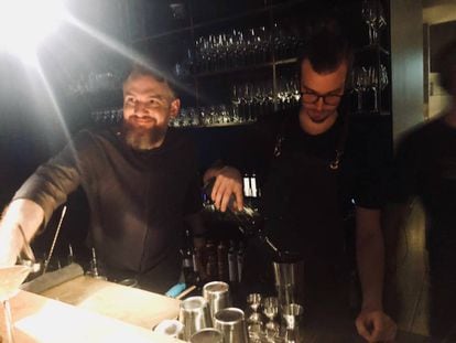 René Frank detrás de la barra de Coda, junto al bartender /Capel
