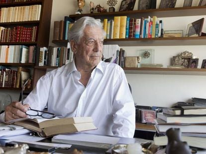 El escritor Mario Vargas Llosa en su casa en Lima (Per&uacute;).