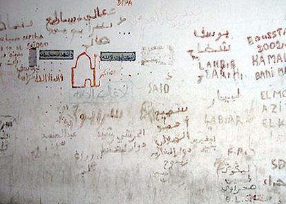 Pintadas realizadas por los internos en los muros de la terminal. La mezquita señala la dirección a La Meca.