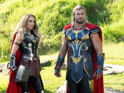 Fotograma cedido por Marvel Studios donde aparece Natalie Portman como Jane Foster y Chris Hemsworth como Thor, durante una escena de la película 'Thor: Love and Thunder', la cuarta película de la franquicia de superhéroes.