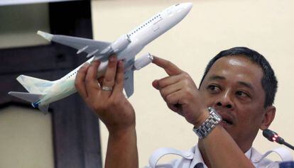 Uno de los investigadores de la Comisión de Nacional de Seguridad en el Transporte (KNKT), Nurcahyo Utomo, explica este miércoles la investigación sobre el accidente del avión de Lion Air.