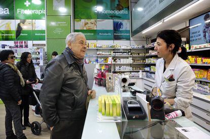 Un jubilado en una farmacia del centro de Valencia.