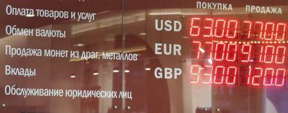 Varias personas hacen cola ayer en una oficina de cambio de divisas en Mosc&uacute;, Rusia.