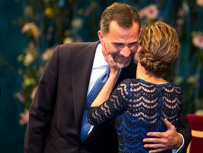 La reina Letizia besa a Felipe VI durante la ceremonia de entrega de los Premios Príncipe de Asturias.