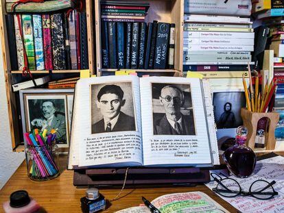 La fotógrafa Lisbeth Salas anota “absolutamente todo” a mano. En primer plano, su agenda. Detrás, fotos de Kafka (izquierda) y Herman Hesse en una libreta de apuntes literarios.