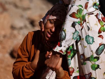 Una mujer consolaba el domingo a un adolescente familiar de un cuerpo rescatado bajo los escombros en la localidad de Uirgan, en Marruecos.