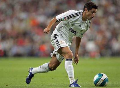 Cicinho, durante un partido del Madrid.