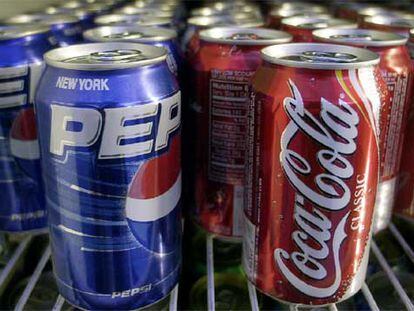 Varias latas de Coca-Cola y Pepsi-Cola.