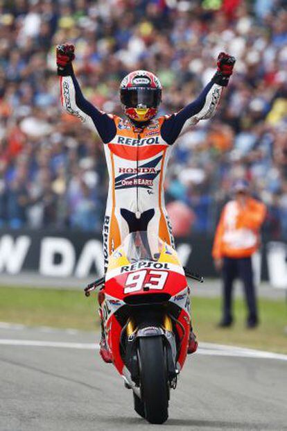 Márquez celebra la victoria en el circuito de Assen