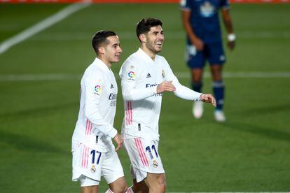 Asensio celebra su gol ante el Celta con Lucas Vázquez este sábado en Valdebebas.