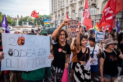 Concentración convocada por el Sindicato de Estudiantes frente al Congreso de los Diputados, este viernes en Madrid.
