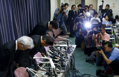 La c&uacute;pula de Mitsubishi, con su presidente Tetsuro Aikawa, en el centro, hoy en la rueda de prensa de la compa&ntilde;&iacute;a 