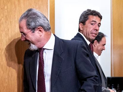 Carlos Flores, de Vox, junto a Carlos Mazón y Miguel Barrachina, del PP, responsables de la negociación para el pacto en la Comunidad Valenciana.