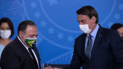 El presidente Jair Bolsonaro junto al general Eduardo Pazuello tras ser confirmado como ministro de Sanidad de Brasil, en septiembre de 2020.