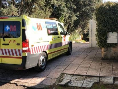 Una ambulancia del Summa 112 a las puertas del chalet de Villaviciosa. EMERGENCIAS 112. Vídeo: Atlas