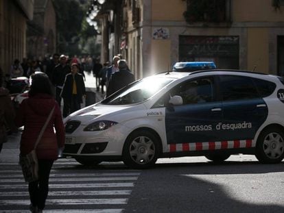 Un coche de los Mossos patrullando por Barcelona.