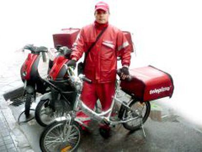 Un trabajador de Telepizza en una bicicleta.