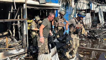 Varios uniformados ucranios trasladaban un cadáver de un inmueble golpeado por un misil en Kostiantinivka, el pasado 6 de septiembre.