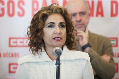 La consejera de Hacienda y Función Pública, María Jesús Montero, es joven en Sevilla.